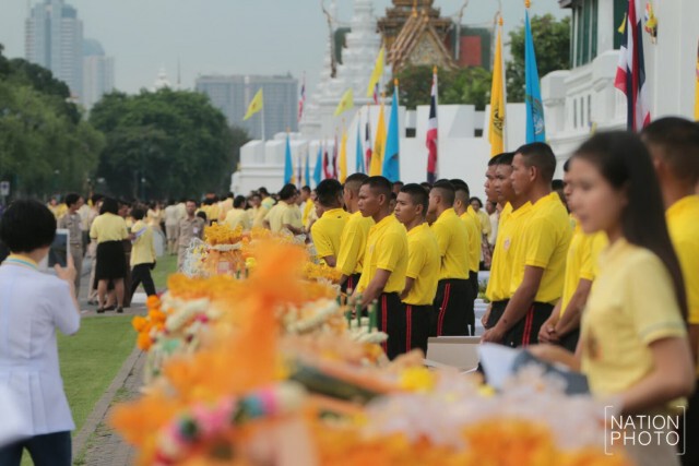 พสกนิกร พร้อมใจใส่เสื้อเหลือง ตักบาตรเฉลิมพระเกียรติ ในหลวง
ครองราชย์ครบ 70 ปี
