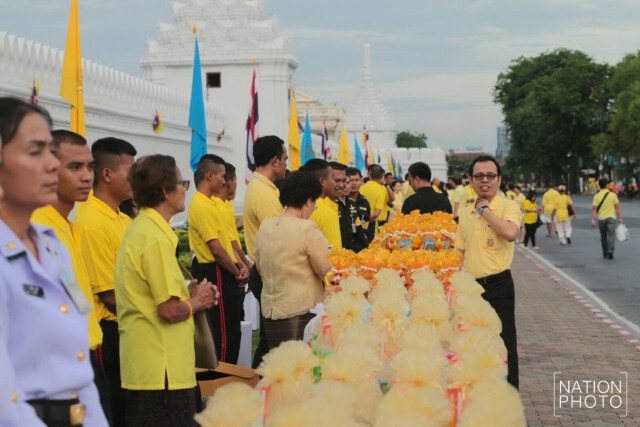 พสกนิกร พร้อมใจใส่เสื้อเหลือง ตักบาตรเฉลิมพระเกียรติ ในหลวง
ครองราชย์ครบ 70 ปี