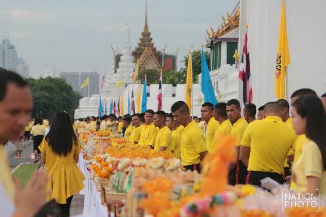 พสกนิกร พร้อมใจใส่เสื้อเหลือง ตักบาตรเฉลิมพระเกียรติ ในหลวง
ครองราชย์ครบ 70 ปี
