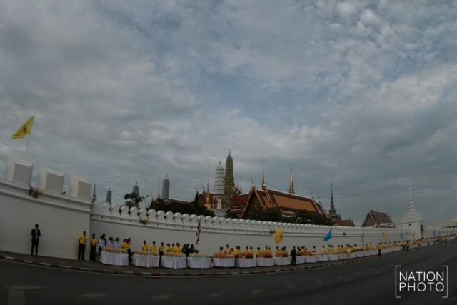 พสกนิกร พร้อมใจใส่เสื้อเหลือง ตักบาตรเฉลิมพระเกียรติ ในหลวง
ครองราชย์ครบ 70 ปี