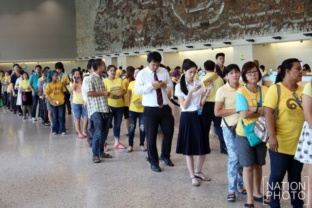 หลั่งไหลแลกธนบัตรที่ระลึก
เฉลิมพระเกียรติ ในหลวง
ครองราชย์ครบ 70 ปี