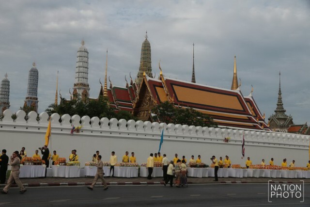 พสกนิกร พร้อมใจใส่เสื้อเหลือง ตักบาตรเฉลิมพระเกียรติ ในหลวง
ครองราชย์ครบ 70 ปี