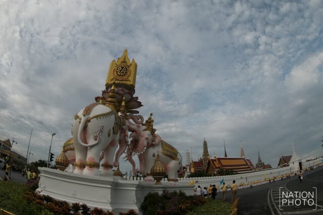 พสกนิกร พร้อมใจใส่เสื้อเหลือง ตักบาตรเฉลิมพระเกียรติ ในหลวง
ครองราชย์ครบ 70 ปี