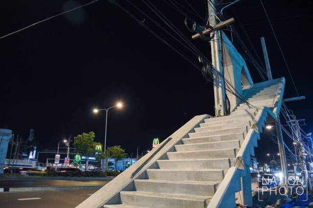 เสาไฟฟ้าโผล่กลางสะพานลอย
กฟน.เตรียมตัดเสาไฟฟ้าวันนี้