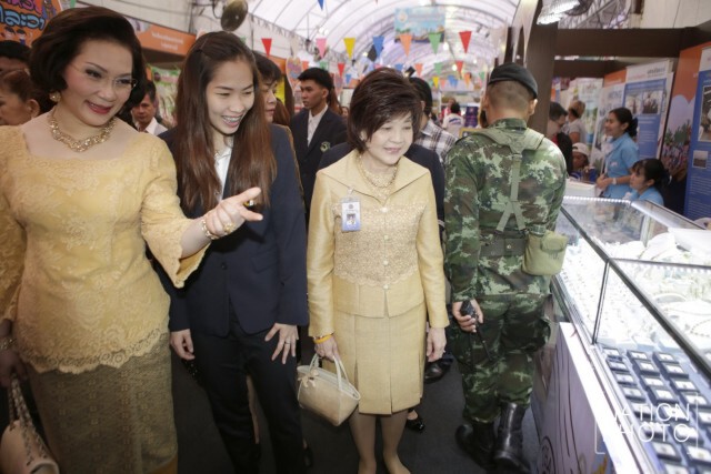 เมย์ รัชนก เดินชมตลาดคลองผดุงฯ