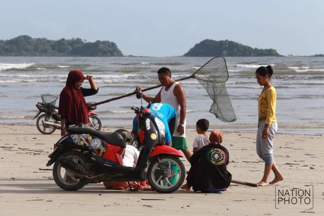 ชาวบ้านเกาะลันตา ออกหา "หอยชักตีน" หอยขึ้นชื่อ จ.กระบี่