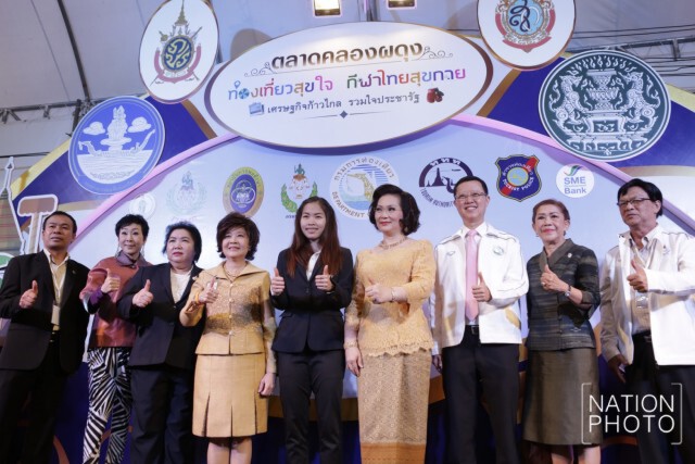 เมย์ รัชนก เดินชมตลาดคลองผดุงฯ