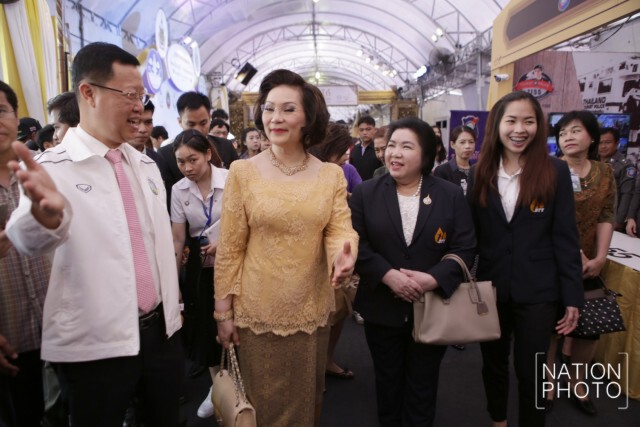 เมย์ รัชนก เดินชมตลาดคลองผดุงฯ