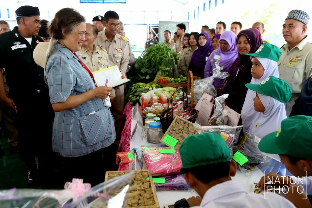 แย้มพระสรวล เปื้อนพระเสโท เปี่ยมพระเมตตา แย้มพระสรวล เปื้อนพระเสโท เปี่ยมพระเมตตา
