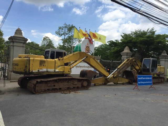 ธรรมกายนำรถแบคโฮ 2 คัน จอดขวางประตูอีกครั้ง หลังมีข่าวบุกจับธัมมชโยศุกร์นี้