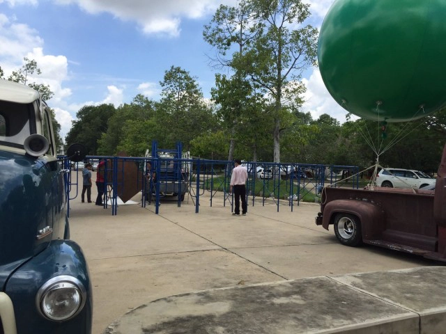 ธรรมกายนำรถแบคโฮ 2 คัน จอดขวางประตูอีกครั้ง หลังมีข่าวบุกจับธัมมชโยศุกร์นี้