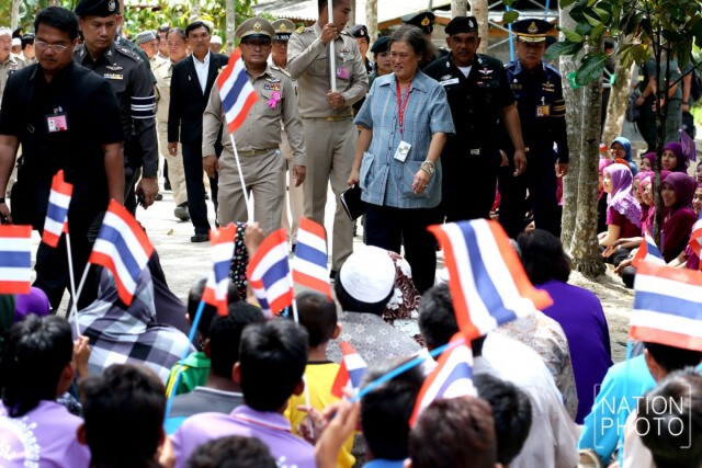 แย้มพระสรวล เปื้อนพระเสโท เปี่ยมพระเมตตา