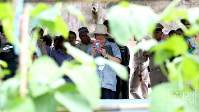 แย้มพระสรวล เปื้อนพระเสโท เปี่ยมพระเมตตา