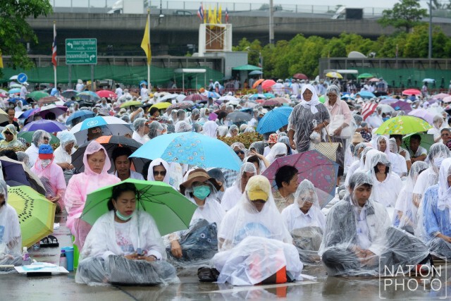 ลูกศิษย์ธรรมกาย นั่งสวดมนต์กลางสายฝน ให้กำลังใจธัมมชโย