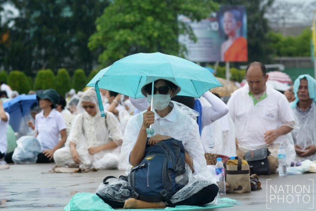 ลูกศิษย์ธรรมกาย นั่งสวดมนต์กลางสายฝน ให้กำลังใจธัมมชโย