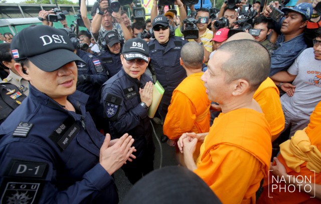 ตร.ยื่นศาล!
ออกหมายจับ 19 ศิษย์ธรรมกาย ขัดขวางดีเอสไอ