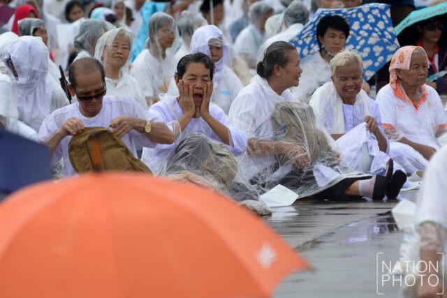 ลูกศิษย์ธรรมกาย นั่งสวดมนต์กลางสายฝน ให้กำลังใจธัมมชโย