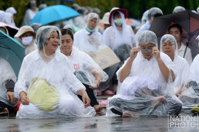 ลูกศิษย์ธรรมกาย นั่งสวดมนต์กลางสายฝน ให้กำลังใจธัมมชโย