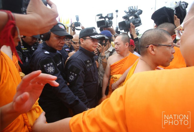ภาพชุด วินาที ดีเอสไอ นำหมายค้น บุกวัดธรรมกาย