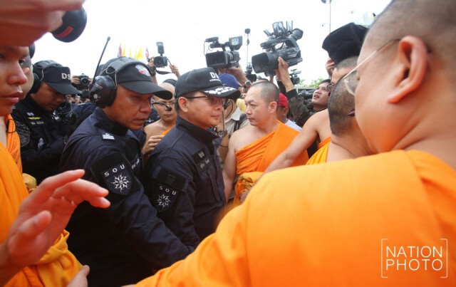 ภาพชุด วินาที ดีเอสไอ นำหมายค้น บุกวัดธรรมกาย