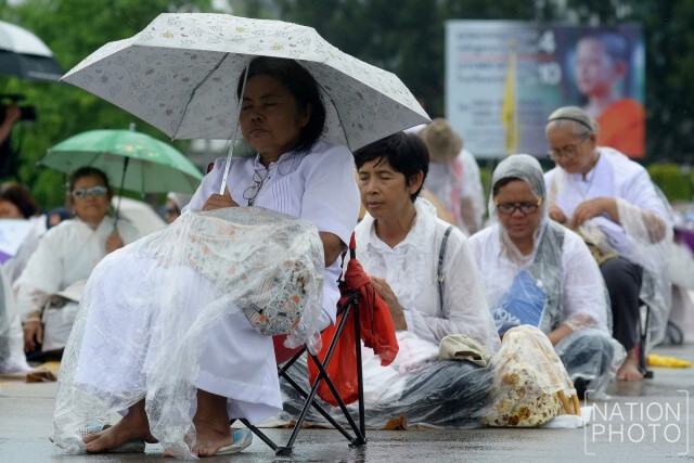 ลูกศิษย์ธรรมกาย นั่งสวดมนต์กลางสายฝน ให้กำลังใจธัมมชโย
