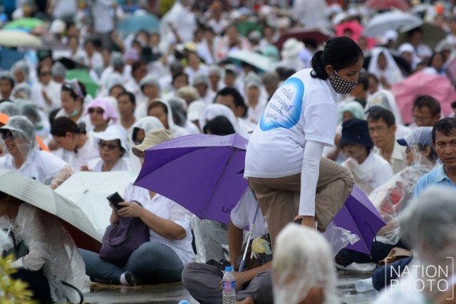 ลูกศิษย์ธรรมกาย นั่งสวดมนต์กลางสายฝน ให้กำลังใจธัมมชโย