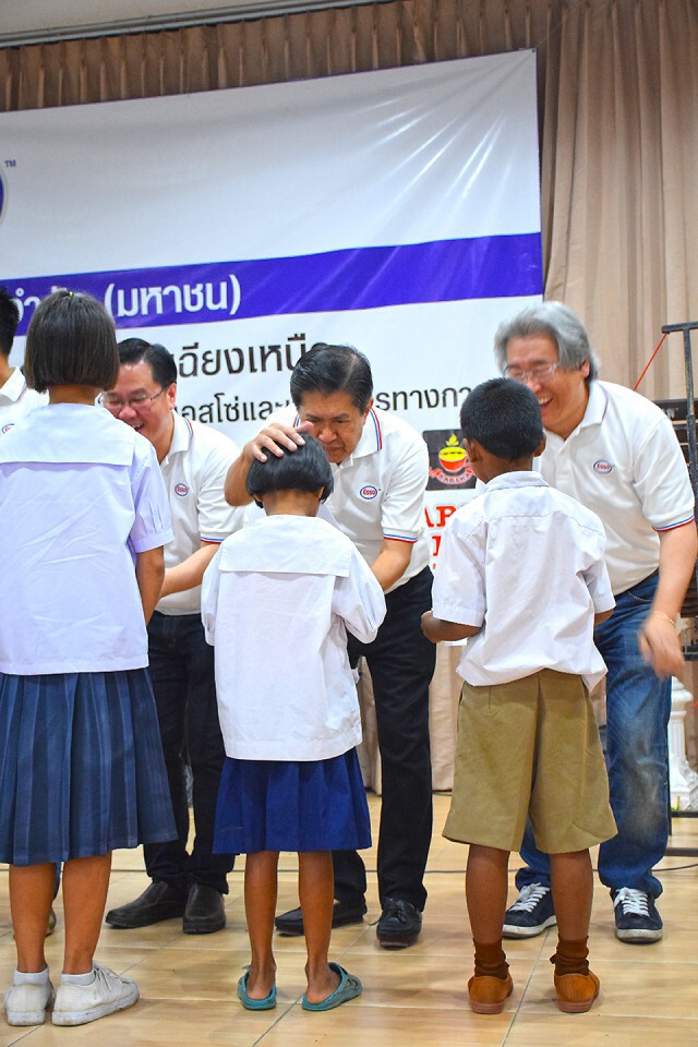 ‘เอสโซ่เติมรอยยิ้ม’ มอบอุปกรณ์การแพทย์แก่โรงพยาบาลจังหวัดขอนแก่นและมอบทุนแก่นักเรียนในภาคอีสาน