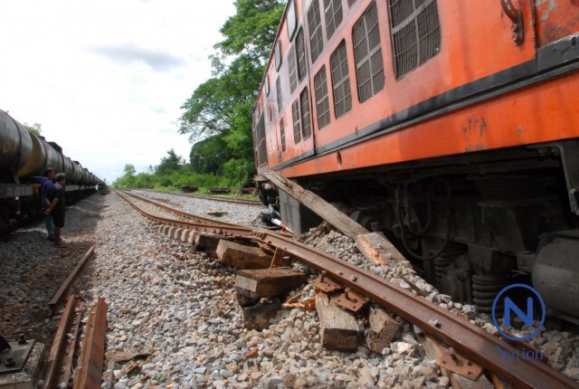 รถไฟกรุงเทพฯ–เด่นชัย ตกราง
คาดดินอ่อนตัวจากฝนตกต่อเนื่อง ไม่มีผู้โดยสารบาดเจ็บ