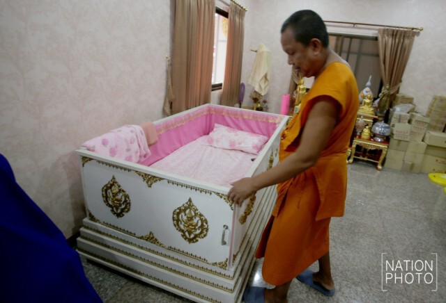 พระวัดดัง เมืองสมุทรปราการ
ต่อโลงศพ ใช้จำวัดเพื่อเตือนสติ
"มีเกิด มีดับ"