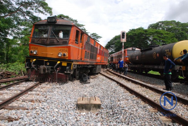 รถไฟกรุงเทพฯ–เด่นชัย ตกราง
คาดดินอ่อนตัวจากฝนตกต่อเนื่อง ไม่มีผู้โดยสารบาดเจ็บ
