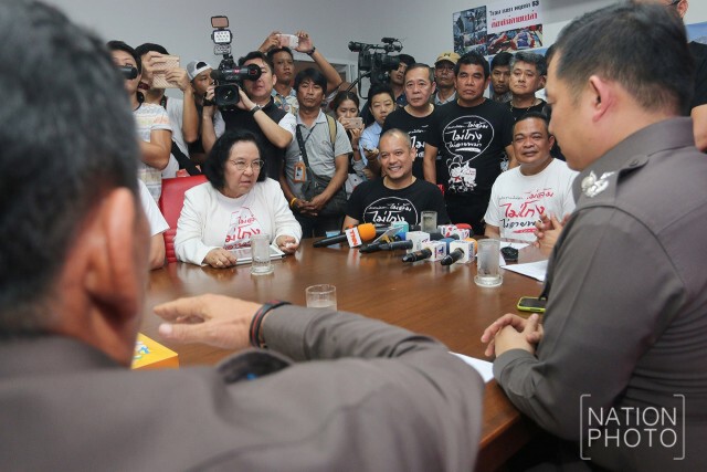 ภาพชุด ตร.เบรก! นปช.ตั้งศูนย์ปราบโกงประชามติ