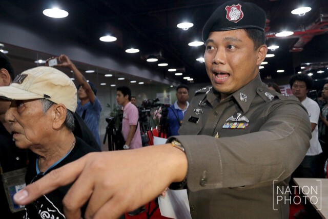 ภาพชุด ตร.เบรก! นปช.ตั้งศูนย์ปราบโกงประชามติ
