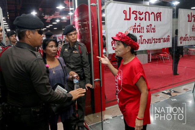 ภาพชุด ตร.เบรก! นปช.ตั้งศูนย์ปราบโกงประชามติ
