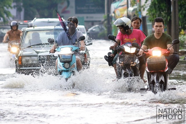 ฝนตกนาน 3ชม.ทำเสนานิคม น้ำท่วม!