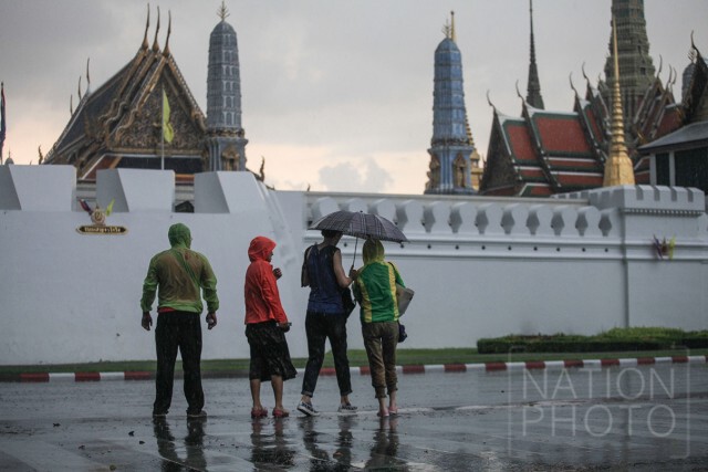 นทท.สวมชุดกันฝน ชมวัดพระแก้ว อุตุฯคาดกทม.ฝนตกหนักสัปดาห์นี้