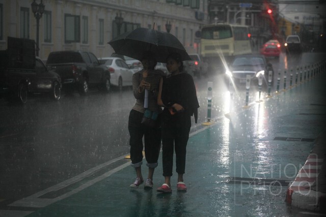 นทท.สวมชุดกันฝน ชมวัดพระแก้ว อุตุฯคาดกทม.ฝนตกหนักสัปดาห์นี้