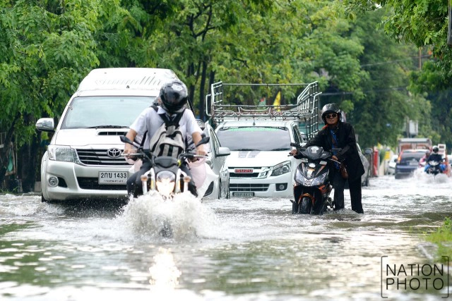 ฝนตกนาน 3ชม.ทำเสนานิคม น้ำท่วม!