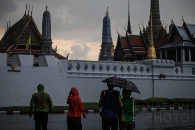นทท.สวมชุดกันฝน ชมวัดพระแก้ว อุตุฯคาดกทม.ฝนตกหนักสัปดาห์นี้