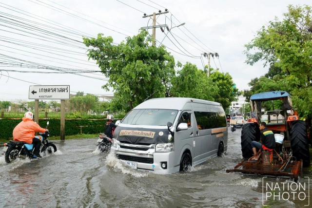 ฝนตกนาน 3ชม.ทำเสนานิคม น้ำท่วม!
