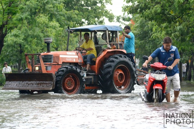 ฝนตกนาน 3ชม.ทำเสนานิคม น้ำท่วม!