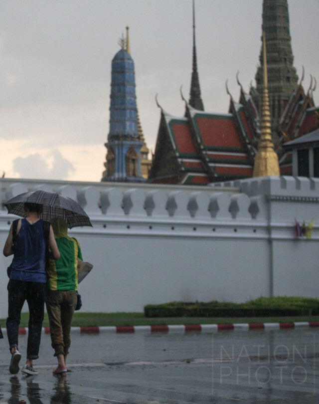นทท.สวมชุดกันฝน ชมวัดพระแก้ว อุตุฯคาดกทม.ฝนตกหนักสัปดาห์นี้