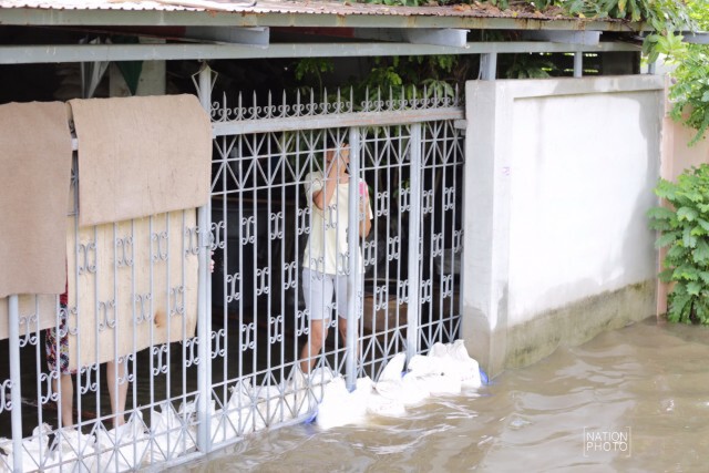 น้ำท่วมหมู่บ้านย่านรามอินทรา หลังฝนกระหน่ำ