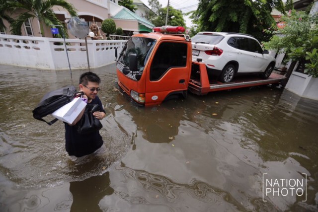 น้ำท่วมหมู่บ้านย่านรามอินทรา หลังฝนกระหน่ำ