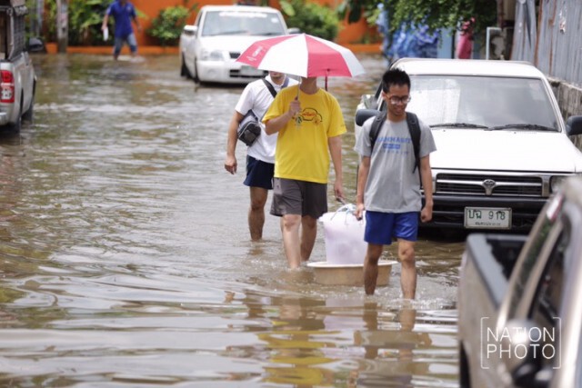 น้ำท่วมหมู่บ้านย่านรามอินทรา หลังฝนกระหน่ำ