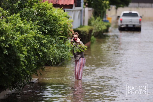 น้ำท่วมหมู่บ้านย่านรามอินทรา หลังฝนกระหน่ำ