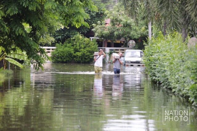 น้ำท่วมหมู่บ้านย่านรามอินทรา หลังฝนกระหน่ำ