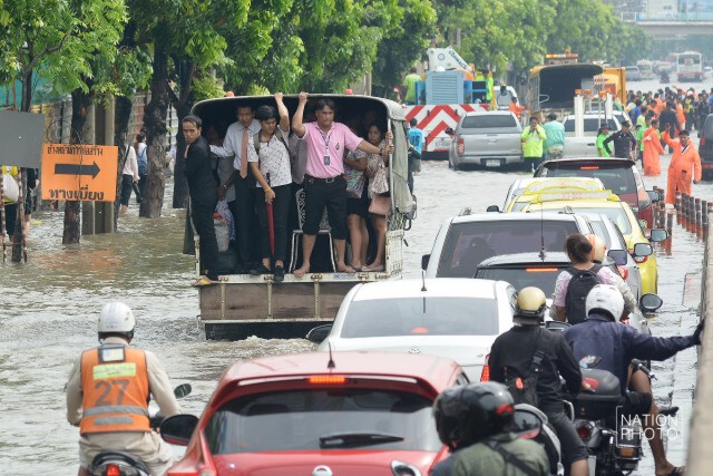 บันทึกภาพ...ถ.รัชดาฯ
หลังฝนกระหน่ำกรุง 21 มิ.ย.59