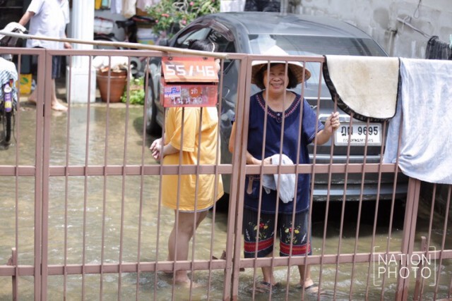 น้ำท่วมหมู่บ้านย่านรามอินทรา หลังฝนกระหน่ำ