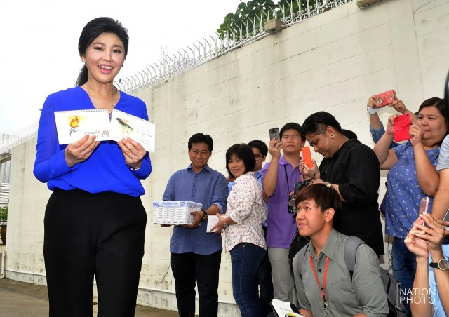 "ยิ่งลักษณ์" เปิดบ้านทำบุญวันเกิด