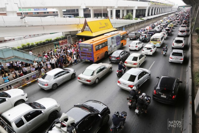 บันทึกภาพ...วิภาวดีฯขาเข้า หลังฝนกระหน่ำกรุง 21 มิ.ย.59